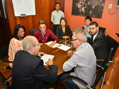 Candidato recebe sindicato e se compromete a negociar